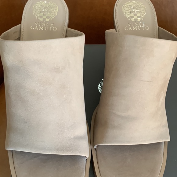 🌺VINCE CAMUTO NUBUCK SLIDE SANDALS🌺 - Picture 2 of 7